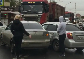 ДТП между таксистом и автоледи вывело из себя спешащих автомобилистов в Ростове