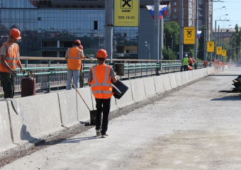 На «пробочном» мосту на Стачки в Ростове десятки рабочих поменяли бетонное основание