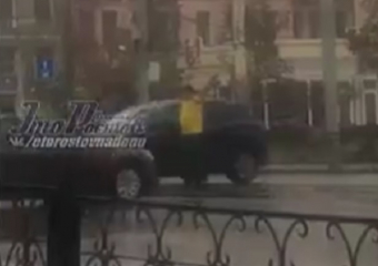 Смелый фанат ФК "Ростов" восхитил автомобилистов в центре города и попал на видео