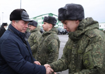 Голубев увеличил выплаты контрактникам с 200 до 500 тысяч рублей
