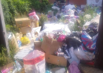 «Абсолютно адекватна»: в Ростове соседка-барахольщица завалила весь двор мусором