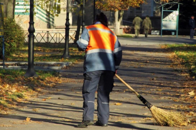 Дворник на покос, полив и прополку, з/п 65 т.р