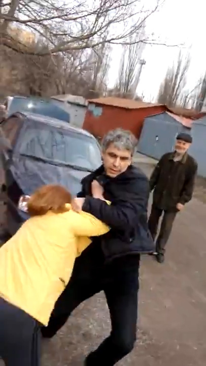 В Таганроге драка со скандалом между председателем кооператива и женщинами попала на видео