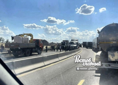 12 автомобилей столкнулись на М-4 в Ростовской области: поток пускают в объезд