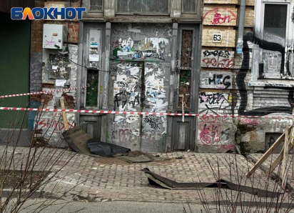 Кусок кровли в очередной раз упал со здания ОКН на Университетском в Ростове – чуть не пострадал журналист «Блокнот Ростов»