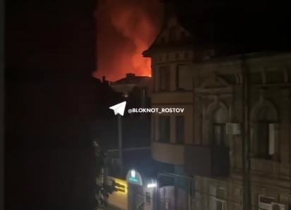 После атаки БПЛА в центре Ростова загорелся многоэтажный дом