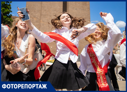 Последние звонки прозвучали в школах Ростова: ленты, фартуки и прощание со школой