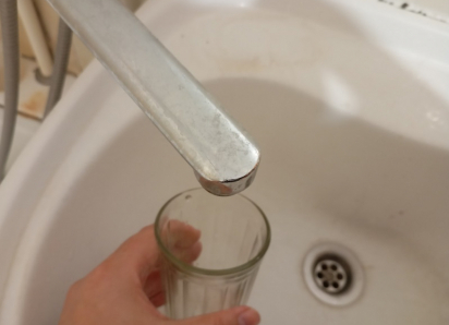 «Введите ЧС»: жители Гуково неделю ждут воду и моют голову в водоеме