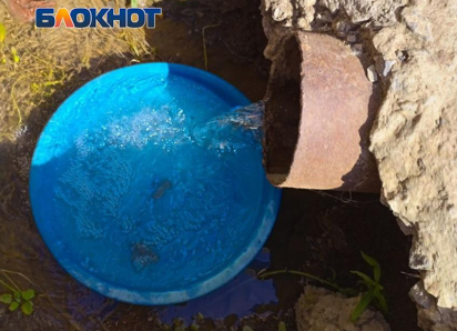 Вода течет, а чиновники молчат: ростовчанка жалуется на прорыв водопровода, который не могут убрать более двух лет