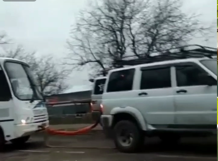 Под Ростовом мужчины на «Джипах» вытащили застрявший автобус