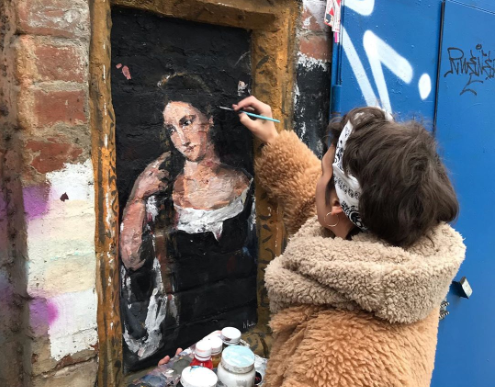 Ростовская художница Лидия Железняк нарисовала новый стрит-арт на стене дома