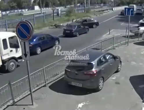 В Ростове мотоциклист влетел в автомобиль и уехал с места происшествия