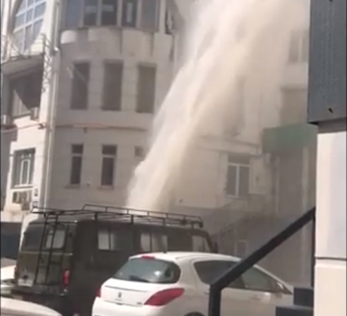 Гигантский фонтан забил на высоту пятиэтажного дома на Пушкинской в Ростове