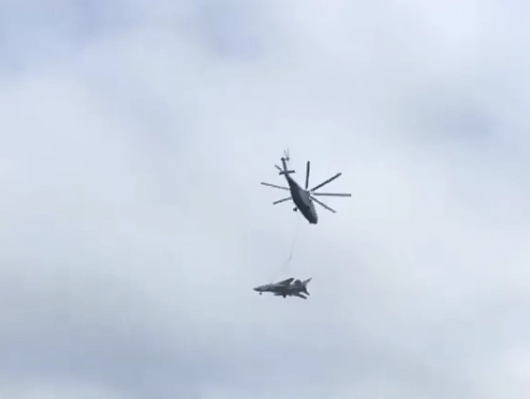 В Ростове вертолет перевозил самолет на буксире