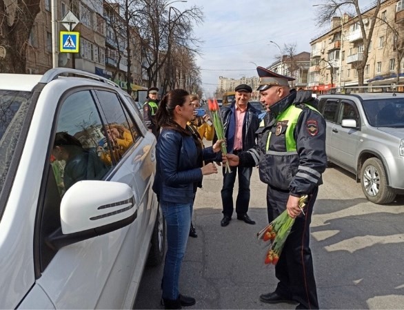 Ростовские автоинспекторы подарили девушкам букеты