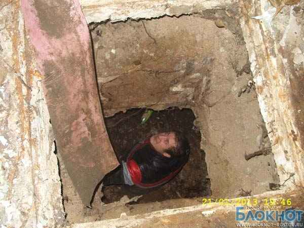 В Ростовской области спасатели достали из ямы мужчину, который упал туда, справляя нужду