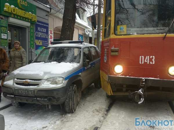 Полицейская машина парализовала движение трамваев в центре Ростова