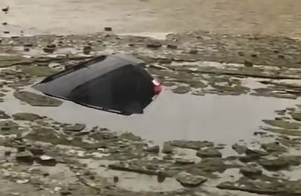 В Ростовской области контрабандисты утопили свою машину в пруду
