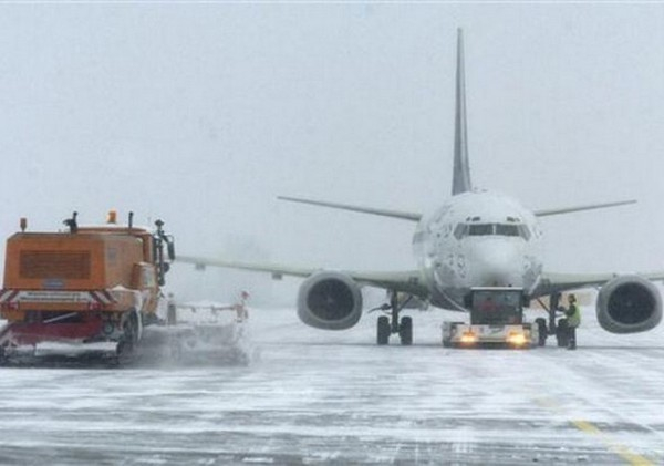 Снегопад парализовал работу аэропорта Ростова-на-Дону