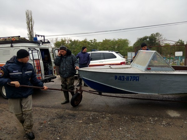 В Ростовской области спасли рыбаков, просидевших двое суток на дереве во время разгула стихии