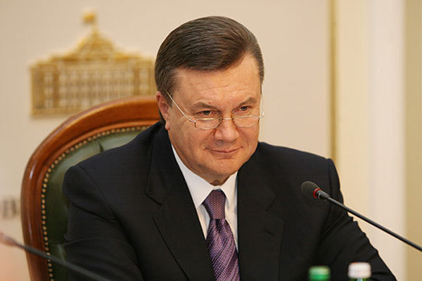Экс-президент Украины Виктор Янукович готов пообщаться со следователями, но сделает это только в Ростове
