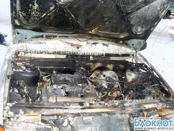 В Новочеркасске рядом с ломбардом загорелся автомобиль полиции с задержанным