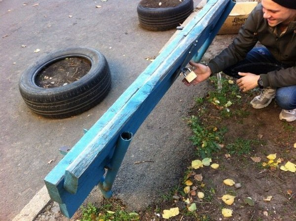В Ростове-на-Дону появилась «антивандальная» скамейка с замком