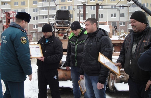 В Ростове-на-Дону наградили тракториста, спасшего из огня женщин и детей