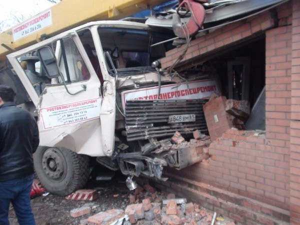 В Ростове автокран врезался здание магазина: 1 погиб, 5 пострадали