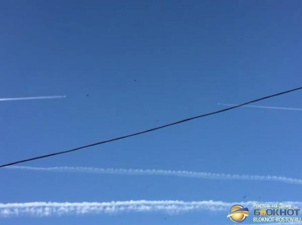 Очевидцы зафиксировали на видео одновременно несколько самолетов в небе над Каменском
