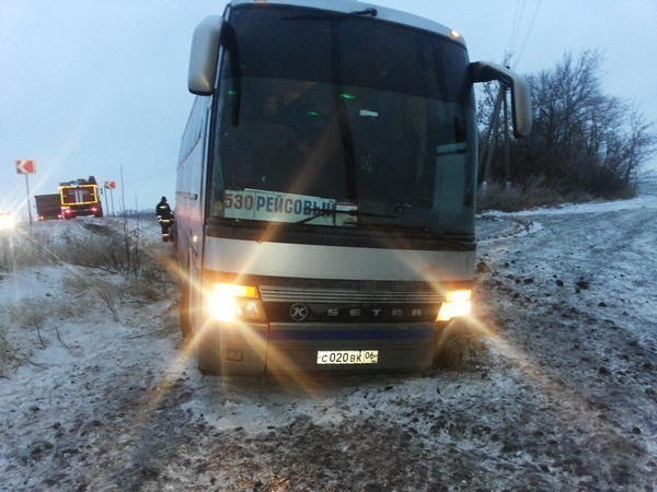 В Ростовской области из-за гололедицы автобус, следовавший в Ингушетию, съехал в кювет