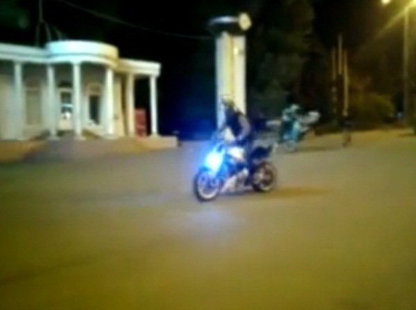 В центре Ростова на тротуаре байкеры устроили опасное шоу. Видео