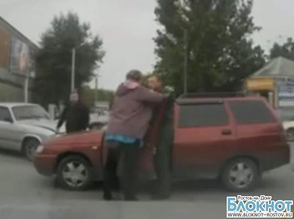 Из-за разбитой машины разъяренная жительница Таганрога напала на участника ДТП. видео