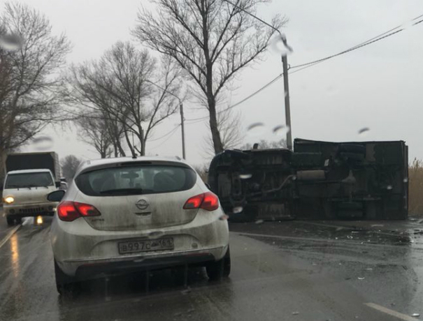 Грузовая машина перевернулась на скользкой коварной дороге в Ростове