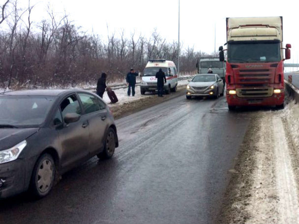 Автобус «Курганск - Ростов» врезался на трассе в большегруз: один человек получил травмы