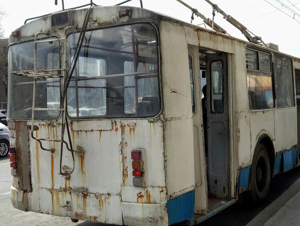 Пугающий своим ужасающим видом троллейбус колесит по улицам Ростова