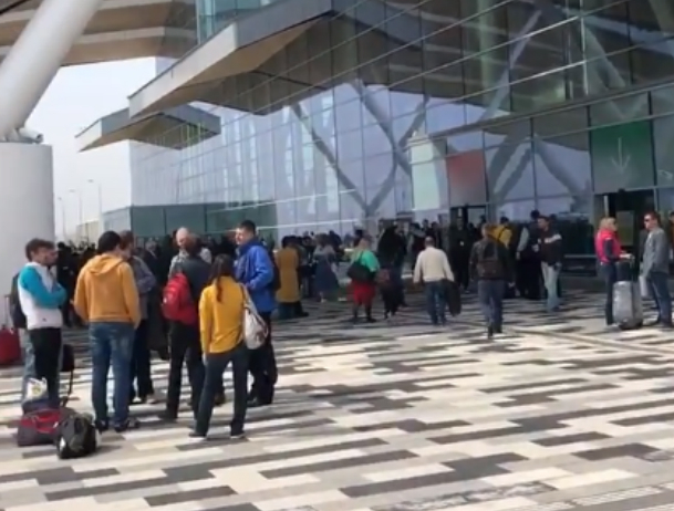 Пассажиров срочно эвакуировали из ростовского аэропорта «Платов» из-за пожарной тревоги