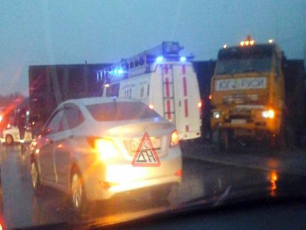 ДТП с участием зерновоза, бензовоза и трех легковых авто произошло под Ростовом