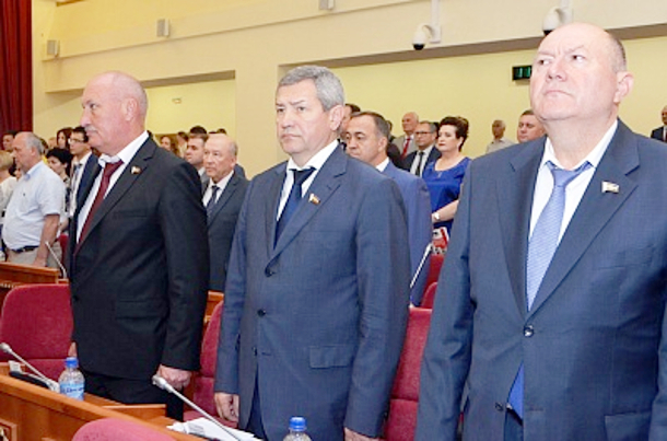 Сразу три депутата Заксобрания положили на стол мандаты в Ростовской области