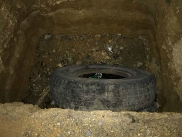 Женщина провалилась в оставленную «без присмотра» огромную двухметровую яму в Ростове