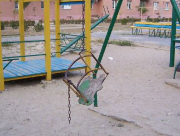 Опасные карусели-убийцы усмотрела горожанка на новенькой детской площадке в Ростове