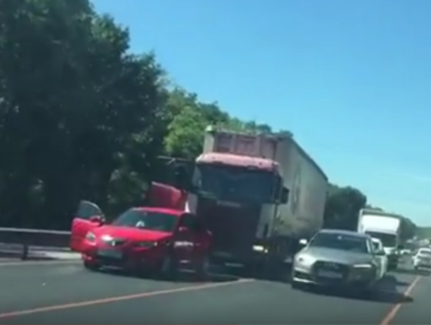 ДТП и дорожные работы спровоцировали пробку на Новочеркасском шоссе на видео