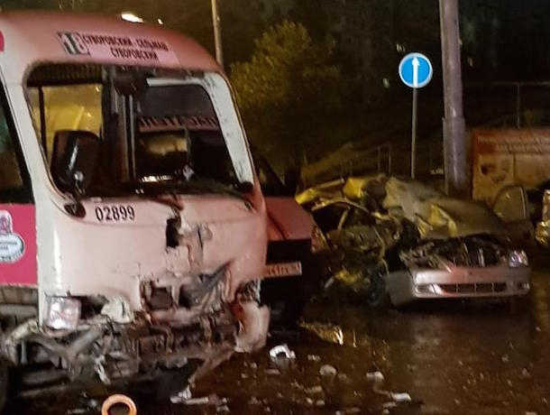 Два человека погибли при столкновении маршрутки и иномарки на севере Ростова
