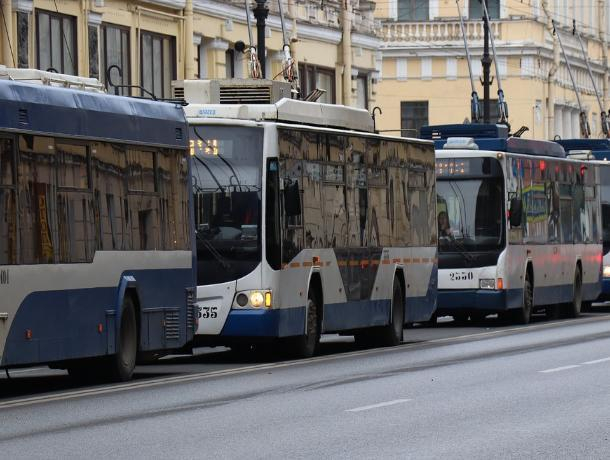 В Ростове потерявший управление троллейбус протаранил три автомобиля