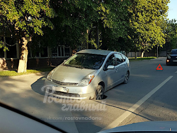 В Ростове автомобиль провалился колесом в большую яму на дороге
