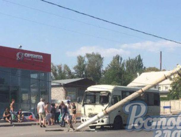 «Взбесившаяся маршрутка» снесла столб и отправила в больницу пассажиров в Ростове