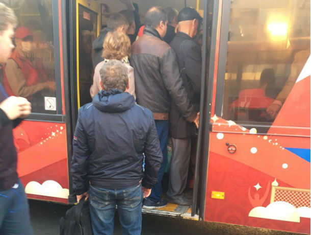 «Час в попытках уехать»: ростовчане опаздывают на работу из-за переполненных автобусов и ностальгируют по маршруткам