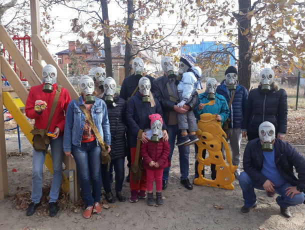 Задыхающиеся от вони жители Ростова устроили фотосессию в противогазах