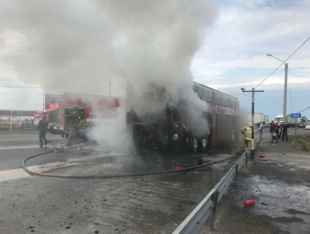 В Ростовской области загорелся автобус, перевозивший 72 ребенка