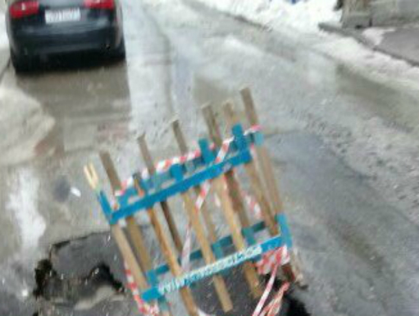 Свежеуложенный асфальт развалился под колесами автомобилистов на следующий же день в Ростове